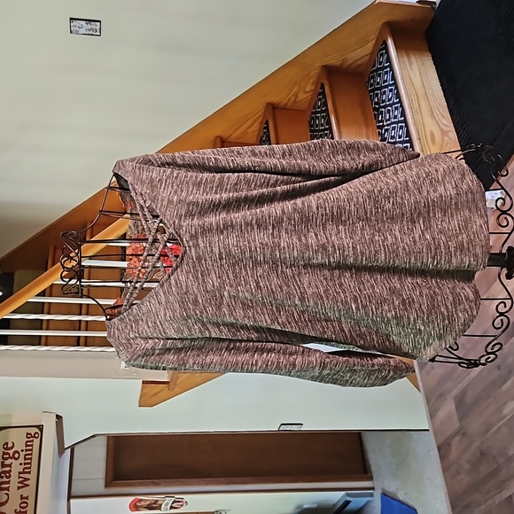 Absolutely Famous Tops - 👚ABSOLUTELY FAMOUS GRAY TOP👚